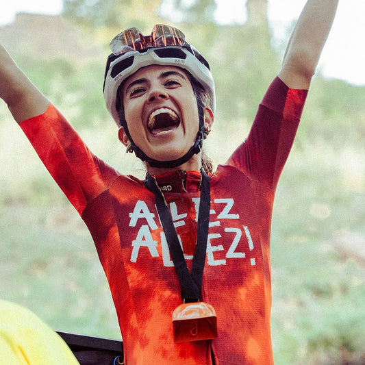 Ciclista amb el maillot taronja Tour du Lord 2027, vista frontal